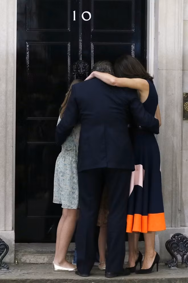 Gia đình cựu Thủ tướng Anh David Cameron hôm 12-7 thu dọn đồ đạc rời khỏi căn nhà số 10 phố Downing ở thủ đô London, nơi các thành viên nhà Cameron đã gắn bó 6 năm qua, để nhường chỗ cho chủ nhân mới là bà Theresa May. Ông David Cameron quyết định từ chức Thủ tướng Anh sau cuộc trưng cầu dân ý hồi tháng 6 với kết quả đa số người dân Anh chọn rời khỏi Liên minh châu Âu EU. Ảnh: AP