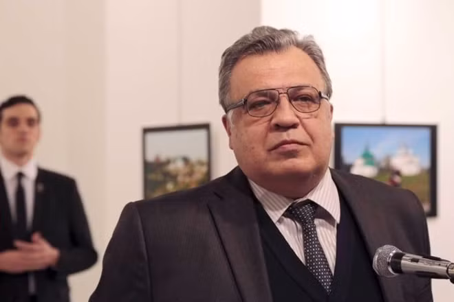 Đại sứ Nga tại Thổ Nhĩ Kỳ, Andrei Karlov đang phát biểu tại triển lãm tranh tại thủ đô Ankara trước khi bị tên Mevlut Mert Aydintas, một cựu cảnh sát Thổ Nhĩ Kỳ bắn nhiều phát vào lưng. Ông Andrei Karlov sau đó đã qua đời vì vết thương quá nặng. Vụ ám sát chấn động thế giới này được cho là đã tính toán kỹ lưỡng và lên kế hoạch từ trước, nhằm phá hoại mối quan hệ đang ấm dần lên giữa Moscow và Ankara. Ảnh: AP