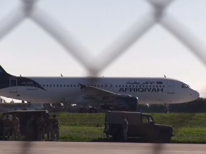 Quân đội Malta bao vây nơi máy bay hạ cánh. (Ảnh: Reuters)