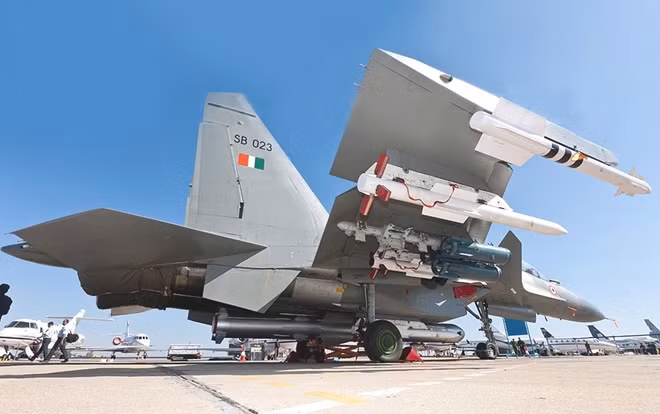 Tên lửa và bom được lắp đặt trên tiêm kích Su-30 của Ấn Độ. Ảnh: IAF