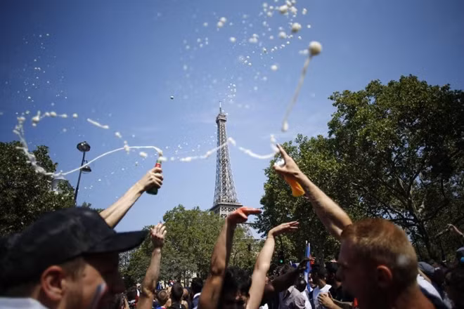 Ở thủ đô Paris, hàng triệu người đã đổ ra đường, họ chọn các quảng trường và đại lộ làm nơi ăn mừng. Rõ ràng, sau những giọt nước mắt ở Euro 2016, dàn sao trẻ tuyển Pháp cùng các cổ động viên cuối cùng đã có thể vỡ oà với chức vô địch thế giới đầy thuyết phục trên đất Nga.