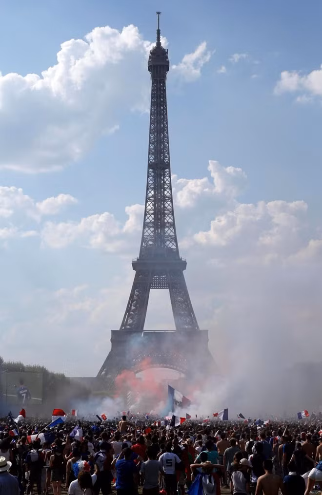 Xung quanh tháp Eiffel rợp cờ hoa và pháo sáng ăn mừng chiến thắng của thầy trò ông Didier Deschamps. Rõ ràng, dù được đánh giá cao hơn đối thủ, nhưng người hâm mộ Pháp vẫn không thể tin rằng họ lại có một chiến thắng đẹp và thuyết phục đến vậy.