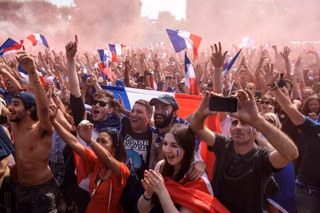 Người hâm mộ Pháp đốt pháo sáng rực trời ở thủ đô Paris. Với chiến thắng này, Pháp đã 2 lần vô địch World Cup (1998, 2018), một lần vô địch và Euro (2000).