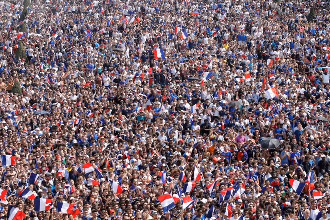 Cổ động viên Pháp lấp đầy mọi khoảng trống trên khắp các tuyến đường chính ở Paris. Chuỗi hoạt động ăn mừng dường như sẽ kéo dài nhiều ngày nữa ở Pháp.