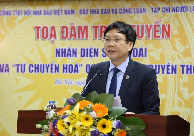 Nhà báo Hồ Quang Lợi phát biểu tại Tọa đàm.