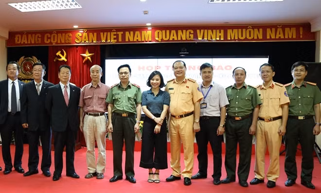 Các đại biểu dự lễ phát động.