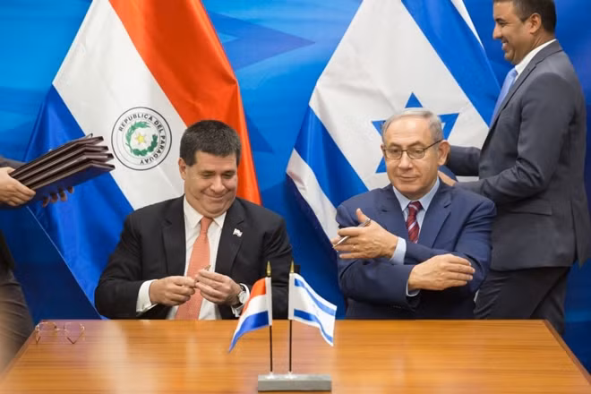 Thủ tướng Israel Benjamin Netanyahu và cựu Tổng thống Paraguay Horacio Cartes tại lễ khánh thành sứ quán ở Jerusalem. Ảnh: Reuters