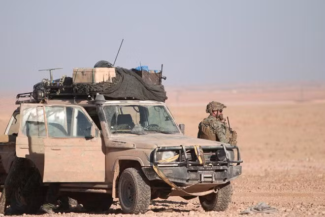 Một binh sĩ Mỹ đứng canh gác gần căn cứ al-Tanf ở Syria. Ảnh: ITN