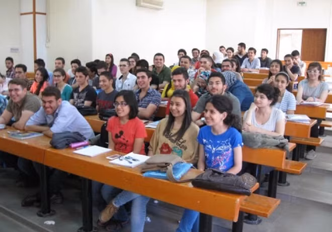 Không khí vui vẻ tại một trung tâm giáo dục ở Syria sau vụ không kích của Mỹ cùng liên quân Anh- Pháp. Cáo buộc của Mỹ bị Syria phản đối kịch liệt, Damacus khẳng định họ đã tiêu huỷ hết vũ khí hoá học từ năm 2013 dưới sự chứng kiến của Liên Hợp Quốc.