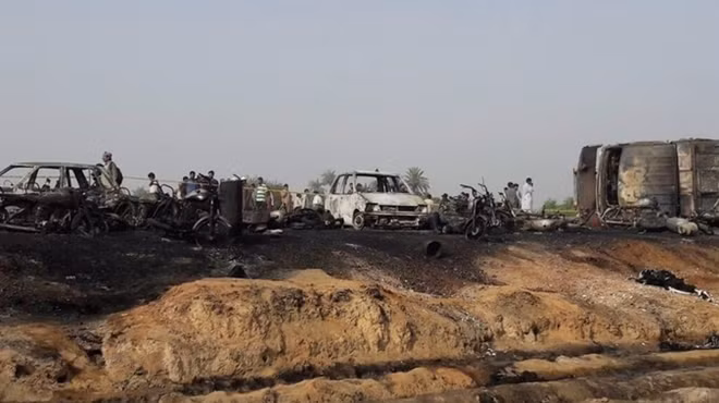 Đây được coi là vụ hoả hoạn trên đường nghiêm trọng nhất Pakistan trong vài năm qua và khi người dân theo đạo Hồi đang ăn mừng kết thúc tháng Ramadan. Ảnh: Twitter