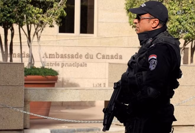 Bên ngoài một đại sứ quán của Canada. Ảnh: Reuters