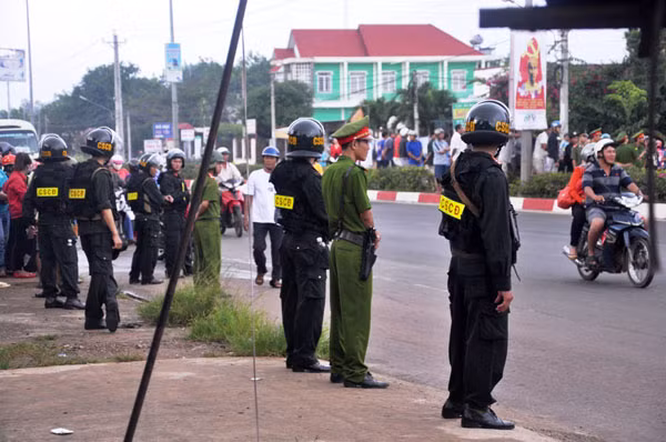 Lực lượng Công an bảo vệ hiện trường.