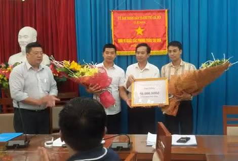 Thưởng nóng cho Đội CSHS Công an quận Hai Bà Trưng, Đội trọng án 1 Phòng CSHS Công an Hà Nội và Công an phường Trương Định.