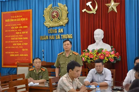 Đại tá Đinh Huy Hoàng, Trưởng Công an quận Hai Bà Trưng biểu dương thành tích xuất sắc của cán bộ chiến sĩ.