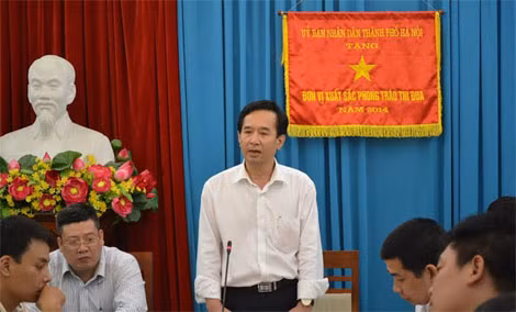 Chủ tịch UBND quận Hai Bà Trưng Nguyễn Văn Hiếu biểu dương thành tích xuất sắc của các cán bộ, chiến sĩ.