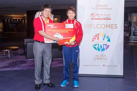 Ông Dương Hoài Nam - Giám đốc Văn phòng khu vực miền Bắc Công ty CP hàng không Vietjet trao thưởng cho VĐV Nguyễn Thị Thật giành HCV môn xe đạp.