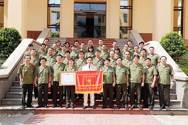 Cán bộ, chiến sĩ Cục Kỹ thuật nghiệp vụ II vui mừng đón nhận danh hiệu Anh hùng Lực lượng vũ trang nhân dân.