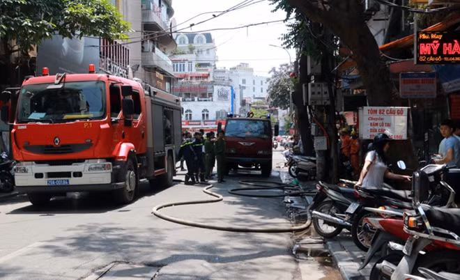 Lực lượng Cảnh sát PCCC khống chế đám cháy.