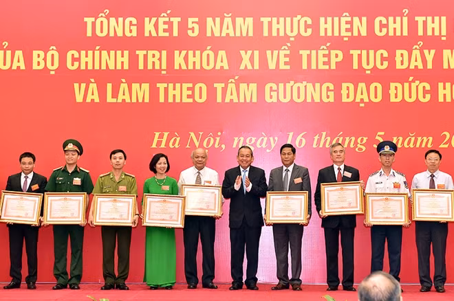 Phó Thủ tướng Trương Hòa Bình trao bằng khen của Thủ tướng Chính phủ tặng các tập thể, cá nhân có thành tích xuất sắc trong học tập và làm theo tấm gương đạo đức Hồ Chí Minh.