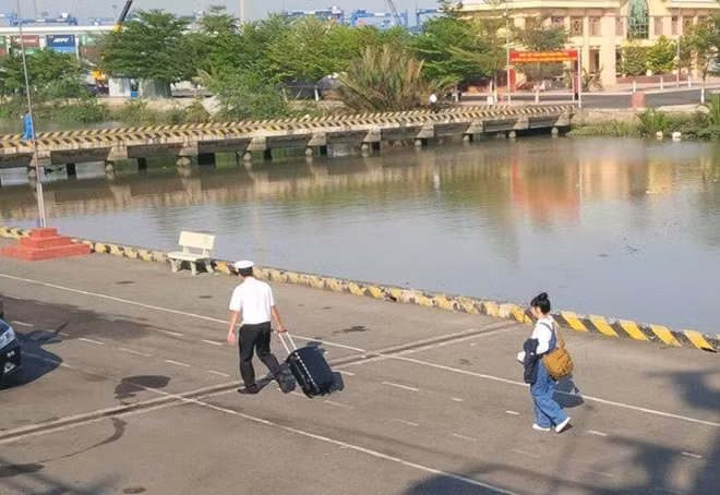Lường trước sức khỏe không đủ sức để ra đảo Trường Sa, ảnh hưởng đến đoàn, NSND Lan Hương đã xin hủy chuyến đi của mình.
