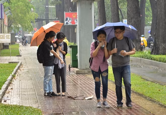 Một số bạn trẻ thích thú trong cơn mưa giải nhiệt.