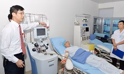 GS TS Nguyễn Anh Trí, Viện trưởng Viện HH-TM TW bên bệnh nhân ghép tế bào gốc chiều 16-5.