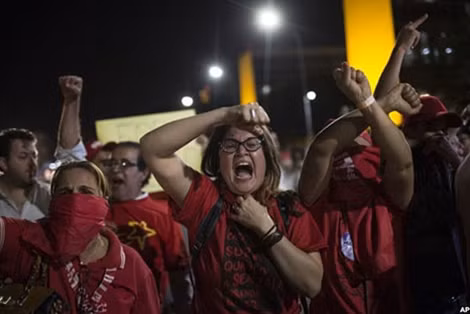 Người ủng hộ Tổng thống Dilma Rousseff la hét trong cuộc đụng độ với cảnh sát bên ngoài trụ sở quốc hội ở Brasilia, ngày 12-5.