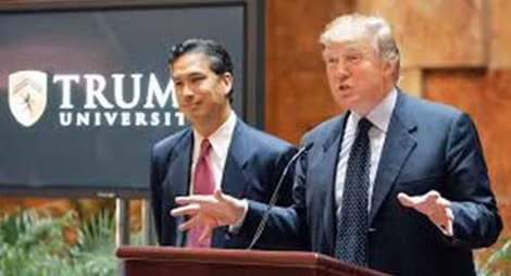 Ông D. Trump (phải) trong buổi họp báo công bố việc thành lập trường đại học mang tên mình vào tháng 5-2005.