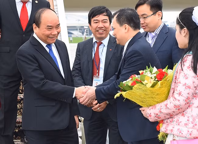 Cán bộ, nhân viên Đại sứ quán Việt Nam tại Nga đón Thủ tướng Nguyễn Xuân Phúc - Ảnh: VGP/Quang Hiếu