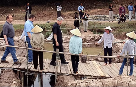 Trong chuyến thăm Việt Nam hồi năm 2000 trên cương vị Tổng thống Mỹ, ông Bill Clinton tập trung nhiều vào vấn đề tìm kiếm tù binh chiến tranh (POW) và lính Mỹ mất tích trong chiến tranh (MIA). (Ảnh: Getty)