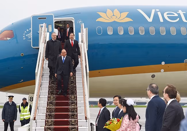 Thủ tướng Nguyễn Xuân Phúc tới sân bay Vnukovo, thủ đô Moscow sáng 16/5 - Ảnh: VGP/Quang Hiếu