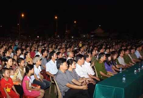Đông đảo cán bộ chiến sỹ và bà con nhân dân xã Kim Liên tham dự chương trình.