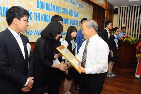 Thứ trưởng Bộ GD&ĐT Nguyễn Vinh Hiển tặng Bằng khen của Bộ GD&ĐT cho các thí sinh đoạt giải.