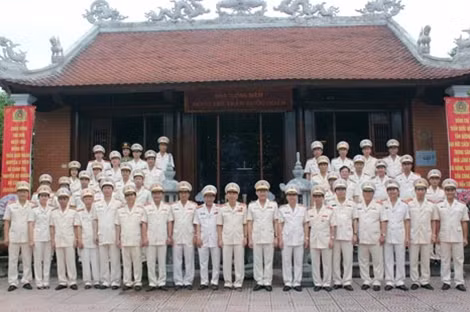 Trung tướng Trần Bá Thiều cùng đoàn công tác và các đại biểu chụp ảnh lưu niệm tại Khu di tích cố Bộ trưởng Trần Quốc Hoàn.