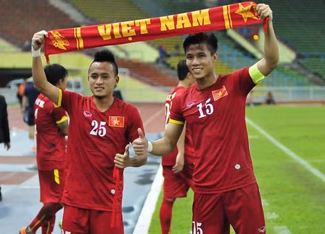 Huy Toàn (trái) đã gặp chấn thương nặng vì thiếu kinh nghiệm trận mạc. Ảnh: H.M.