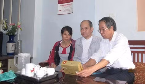 Bác sĩ Hoàng Tiến Tân (ngoài cùng bên phải) thăm gia đình thương binh Nguyễn Hữu Ban. Bác sĩ Hoàng Tiến Tân (ngoài cùng bên phải) thăm gia đình thương binh Nguyễn Hữu Ban.