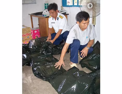 Báo giấy được gói trong bao ni-lon trước khi chuyển ra Nhà giàn DK1.