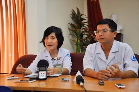 BS Phạm Minh Triết và BS Hoàng Vũ Quỳnh Trang trao đổi về trị liệu tâm lý cho bé Nguyễn Thị Kim Linh.