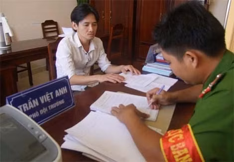Cán bộ phòng Cảnh sát truy nã tội phạm - Công an TP Cần Thơ làm việc với đối tượng Nguyễn Văn Tý ra đầu thú.