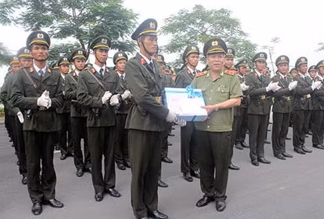 Thay mặt lãnh đạo Tổng cục Hậu cần - Kỹ thuật, Trung tướng Vũ Thuật tặng quà cho đại diện CBCStập luyện tham gia lễ diễu binh, diễu hành