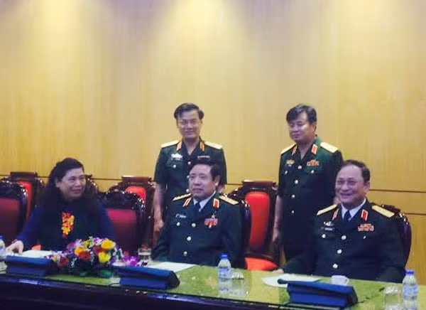 Đại tướng Phùng Quang Thanh tới dự giao lưu nghệ thuật "Khát vọng đoàn tụ". Đại tướng Phùng Quang Thanh tới dự giao lưu nghệ thuật "Khát vọng đoàn tụ".