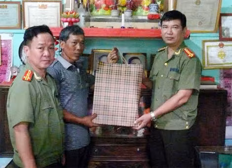 Tặng quà cho thân nhân liệt sỹ CAND tại xã Phương Linh, huyện Bạch Thông.