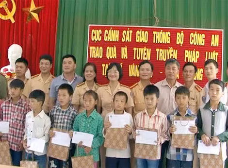 Cục CSGT tặng quà học sinh và gia đình chính sách huyện Hà Quảng.