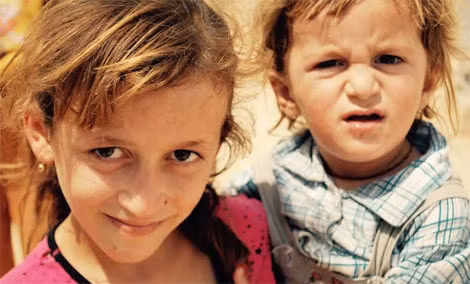 Katrine Hamou, 9 tuổi, cùng em trai Zimar Hamou, 7 tuổi, cũng là người Sinjar.