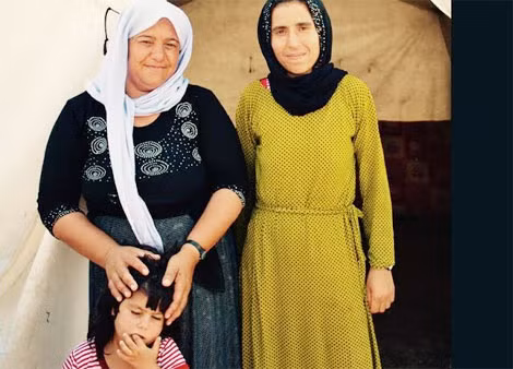 Shami Ravo Hussain (trái) và Gozi Haji (phải) đã phải chạy trốn khỏi ngôi làng Siba Sheikh Khidir của họ gần Sinjar, khi IS tới đây.