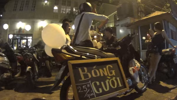 “Bóng cười” được rao bán công khai trên đường phố Hà Nội.