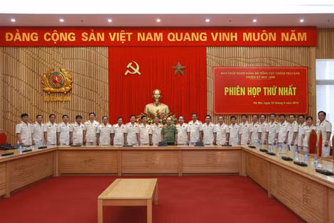 Thứ trưởng Bùi Quang Bền chụp ảnh lưu niệm với các đại biểu tham dự phiên họp thứ nhất Ban Chấp hành Đảng bộ Tổng cục nhiệm kỳ 2015-2020 . Thứ trưởng Bùi Quang Bền chụp ảnh lưu niệm với các đại biểu tham dự phiên họp thứ nhất Ban Chấp hành Đảng bộ Tổng cục nhiệm kỳ 2015-2020 .
