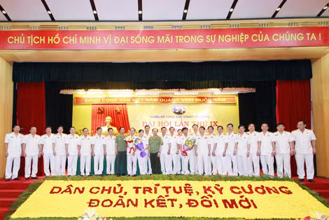 Thứ trưởng Thường trực Đặng Văn Hiếu; Thứ trưởng Bùi Quang Bền; Trung tướng Trần Bá Thiều tặng hoa chúc mừng Ban chấp hành Đảng bộ Tổng cục Chính trị CAND nhiệm kỳ 2015-2020. Thứ trưởng Thường trực Đặng Văn Hiếu; Thứ trưởng Bùi Quang Bền; Trung tướng Trần Bá Thiều tặng hoa chúc mừng Ban chấp hành Đảng bộ Tổng cục Chính trị CAND nhiệm kỳ 2015-2020.