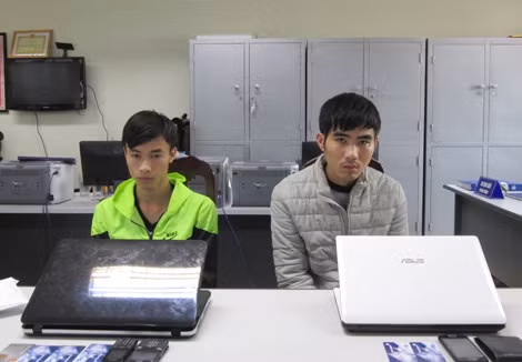 Các "ông chú Viettel" bị Đội 2 - Phòng PC50 - Công an Hà Nội bắt giữ. Các "ông chú Viettel" bị Đội 2 - Phòng PC50 - Công an Hà Nội bắt giữ.