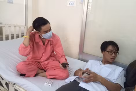 Bệnh nhân Trần Tấn Phát ( đeo khẩu trang) đang được điều trị tại Bệnh viện Chợ Rẫy.